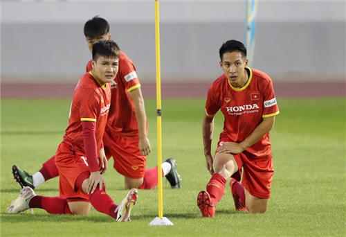 Không kịp thủ tục nhập cảnh, Đỗ Hùng Dũng lỡ chuyến bay cùng đội tuyển Việt Nam