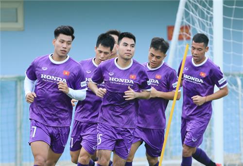 Các tuyển thủ giải phóng sức ì trong buổi tập đầu tiên