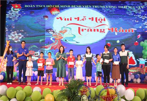 Bệnh viện Trung ương Thái Nguyên: Vui hội trăng rằm