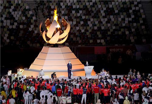 Chủ tịch IOC Thomas Bach và Trưởng ban tổ chức Hashimoto phát biểu bế mạc.