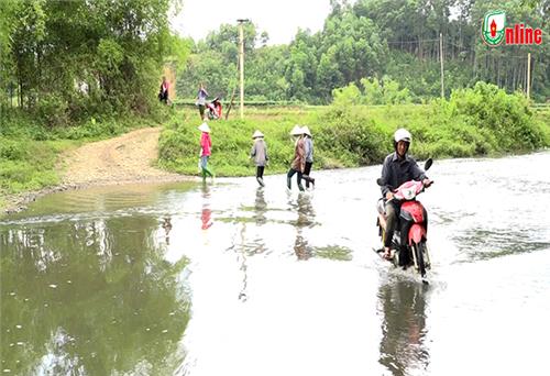 Na Mao khát cầu vượt suối