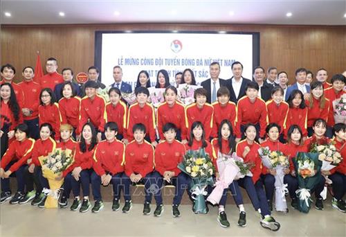 Chủ tịch Quốc hội Vương Đình Huệ chúc mừng thành tích của đội tuyển bóng đá nữ Việt Nam