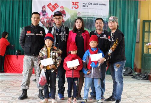 Tặng quà cho học sinh tại Trường Tiểu học Vũ Chấn