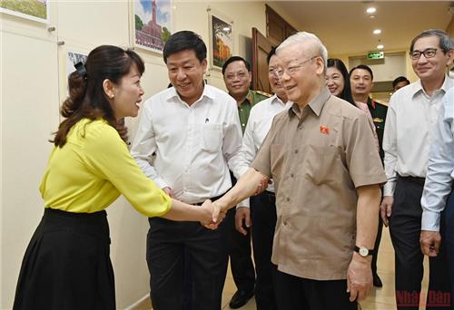 Hình ảnh Tổng Bí thư Nguyễn Phú Trọng tiếp xúc cử tri sau kỳ họp Quốc hội