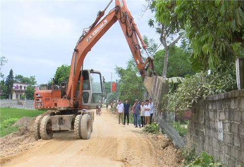 Hai lần hiến đất làm đường