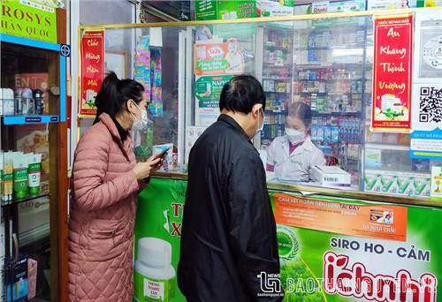 Bộ test nhanh COVID-19: Hàng bán tràn lan, người dùng bối rối