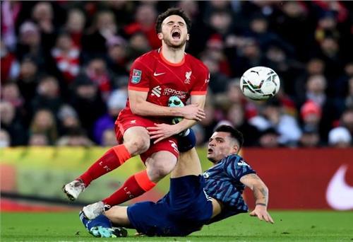 Liverpool bất lực trước 10 cầu thủ Arsenal