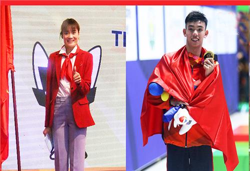 Hai vận động viên cầm cờ Đoàn thể thao Việt Nam tại lễ khai mạc Olympic Tokyo 2020