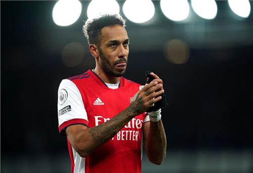 Arsenal tước băng đội trưởng của Aubameyang