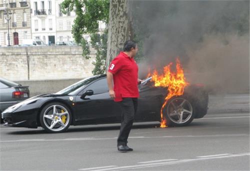 Siêu xe Ferrari 458 Italia bốc cháy ở Paris
