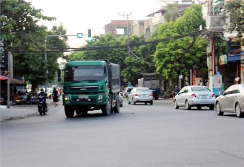 Tiềm ẩn nguy cơ mất an toàn khi xe tải chạy vào đường nội thị