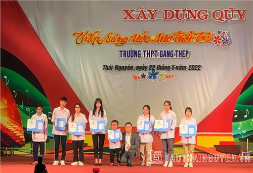 Tiếp nhận gần 400 triệu đồng ủng hộ Quỹ thắp sáng ước mơ
