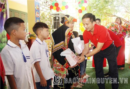 Mang Trung thu đến với trẻ em nghèo