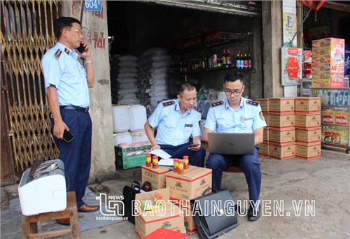 TP. Thái Nguyên: Tạm giữ hơn 3.400 lọ sa tế Tôm Ngon vi phạm nhãn hiệu