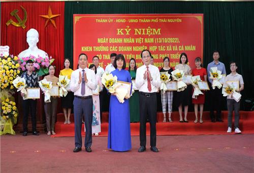 Tôn vinh, khen thưởng các doanh nghiệp, doanh nhân tiêu biểu