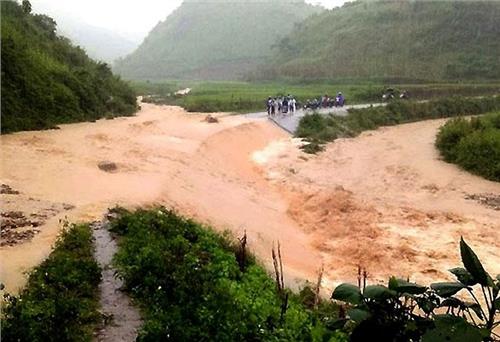 Khẩn trương ứng phó mưa lớn, lũ quét và sạt lở đất