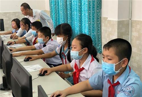 Tổ chức dạy tiếng Anh, tin học cho 100% học sinh lớp 3