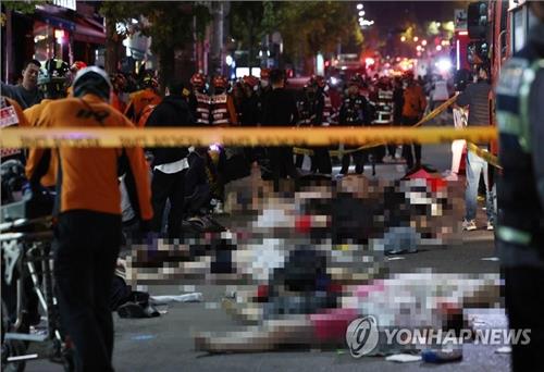 Giẫm đạp kinh hoàng trong lễ Halloween ở Seoul, hơn 100 người chết