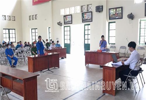 Xét xử lưu động 2 vụ án hình sự tại phường Tân Phú