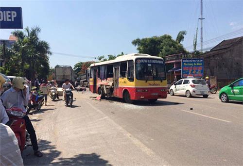 Nổ lốp, ô tô tải va quệt xe bus khiến nhiều người bị thương