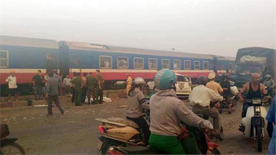 Hà Nội: Tàu hỏa đâm trực diện vào ô tô, 7 người thương vong