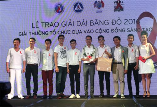 Trao thưởng Dải băng đỏ vì cộng đồng HIV/AIDS