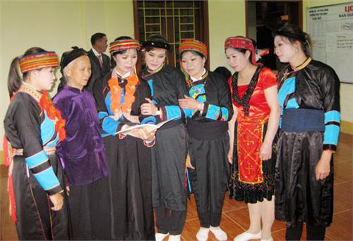 Hết lòng vì mọi người