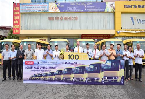 FUSO bàn giao lô xe buýt ROSA 29 chỗ đầu tiên cho khách hàng