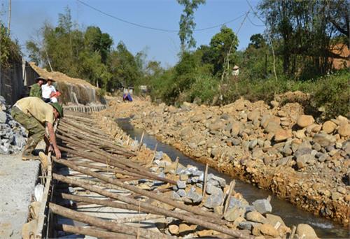 Trên 5 tỷ đồng xây dựng kè chống sạt lở suối Chì