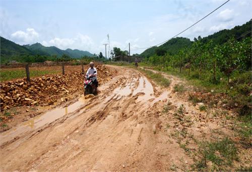 Thi công chậm, dân khổ vì đường