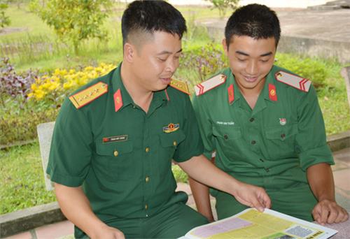Chàng lính binh nhất vượt khó, học giỏi
