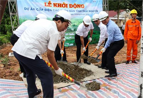 Tập trung mọi nguồn lực phấn đấu xóa 76 xóm, bản “trắng điện” 