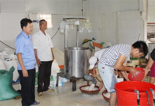 Gắn bó với nghề làm bún gia truyền