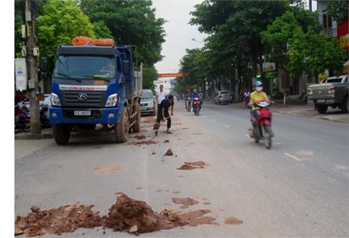 Xử phạt trường hợp làm rơi đất thải ra đường