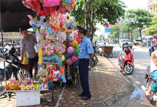 Cần chấn chỉnh tình trạng vi phạm hành lang an toàn giao thông