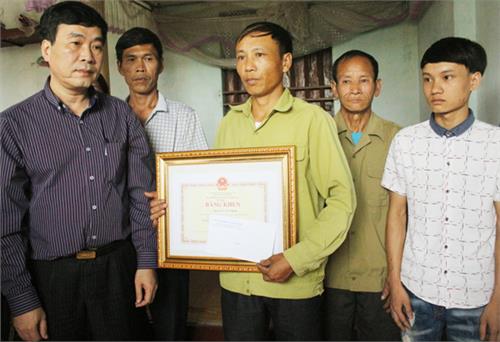 Quên mình cứu bạn 