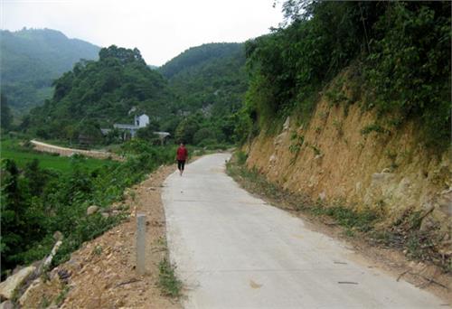 Người miền núi hiến đất, mở đường