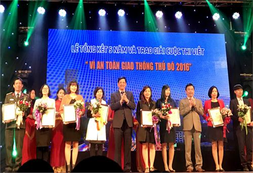 Trao giải cuộc thi viết “Vì An toàn giao thông Thủ đô” năm 2016