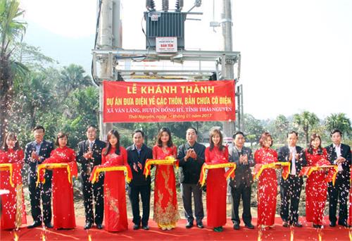 Điện về với đồng bào dân tộc Mông bản Tèn