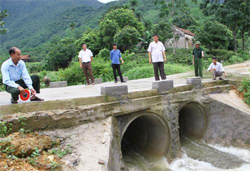 Khe Lánh làm 642m đường bê tông 