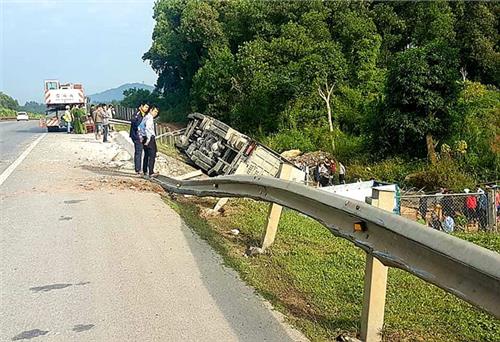 Lật xe trên tuyến cao tốc, gây thiệt hại lớn về tài sản