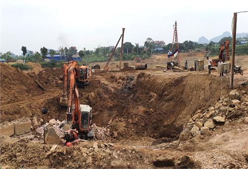 Thi công hai cây cầu bắc qua suối Mo Linh