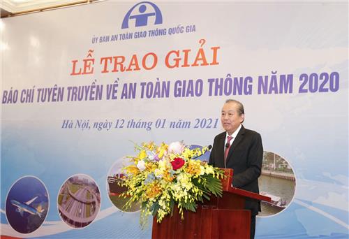 Phó Thủ tướng Thường trực trao Giải thưởng báo chí tuyên truyền về ATGT