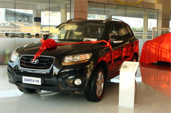 Santa Fe 2011 đồng hành cùng người đẹp
