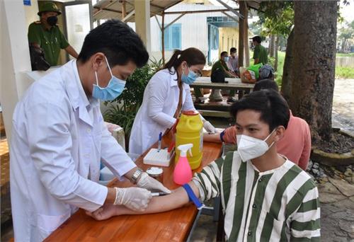 Khám sàng lọc bệnh lao và HIV cho gần 1.000 can phạm, phạm nhân