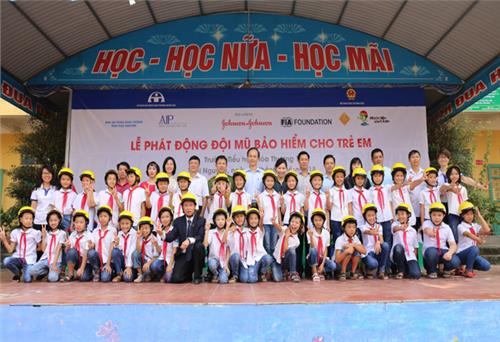 Trao tặng hơn 1.500 mũ bảo hiểm cho các em học sinh