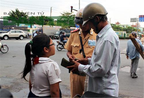 Xử phạt học sinh không đội mũ bảo hiểm ngay tại cổng trường