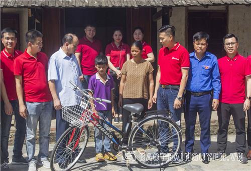 Ngân hàng SeAbank Thái Nguyên tặng quà trẻ em khó khăn tại Võ Nhai