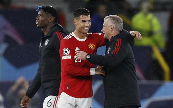 Champions League: Nhà vô địch bại trận, Ronaldo giúp M.U thắng ngược