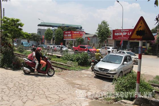 Nhiều nguy cơ mất an toàn từ những lối mở qua đường sắt